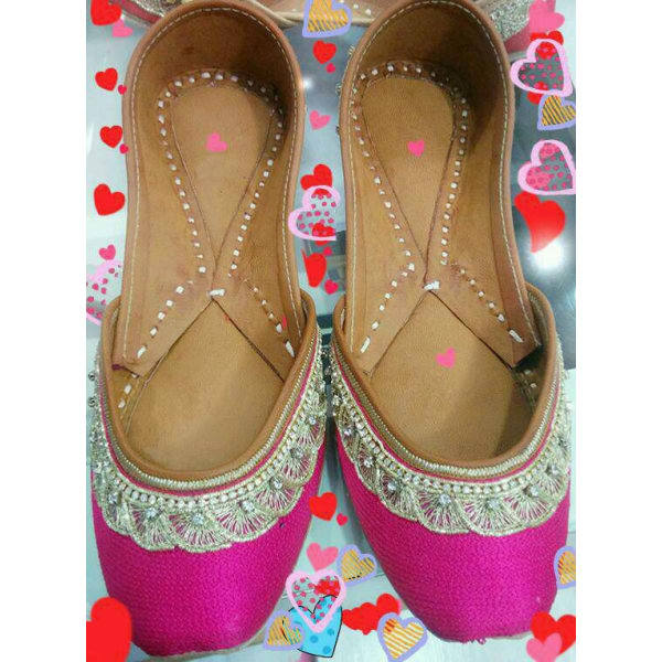 मेजेंटा ट्रेडिशनल हैंडमेड जूती