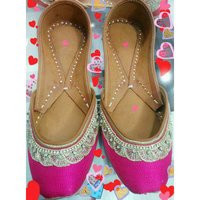 मेजेंटा ट्रेडिशनल हैंडमेड जूती