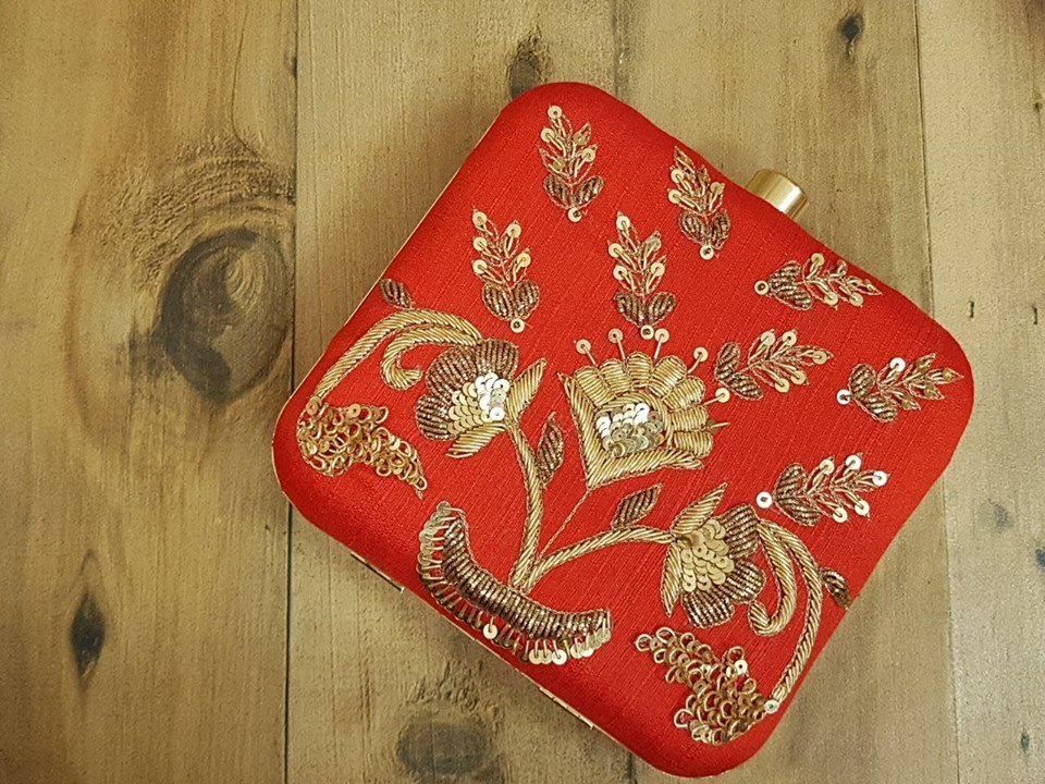 मल्टी क्राफ्टेड डिज़ाइनर क्लच