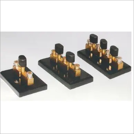 प्रयोगशाला के लिए ब्लैक एंड गोल्डन प्लग कीज़