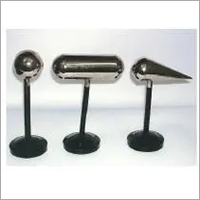 सिल्वर और ब्लैक एक इंसुलेटेड स्टैंड इलेक्ट्रोस्टैटिक कंडक्टर पर लगा हुआ