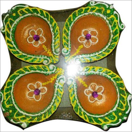 हाथ से बने हुए मिट्टी के दीपक