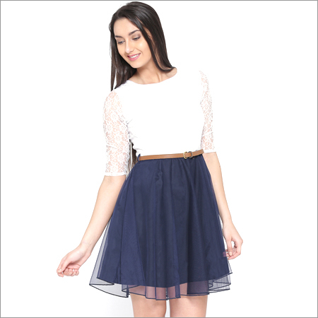 सफेद और नीले रंग की पश्चिमी पोशाक