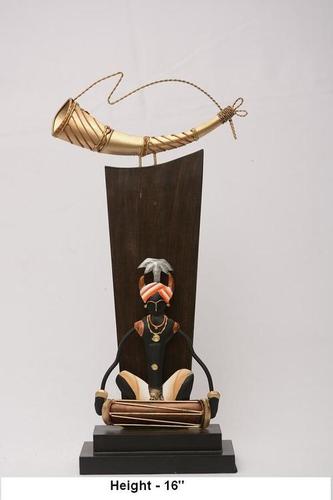 Trumpet With 1 Man Momento Size: 16 Inch