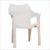 सफेद प्लास्टिक की कुर्सी