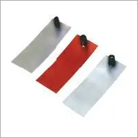 बाइंडिंग पोस्ट के साथ लाल और सफेद इलेक्ट्रोड