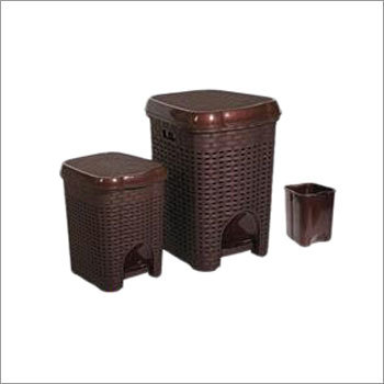 कर्वी पेडल बिन