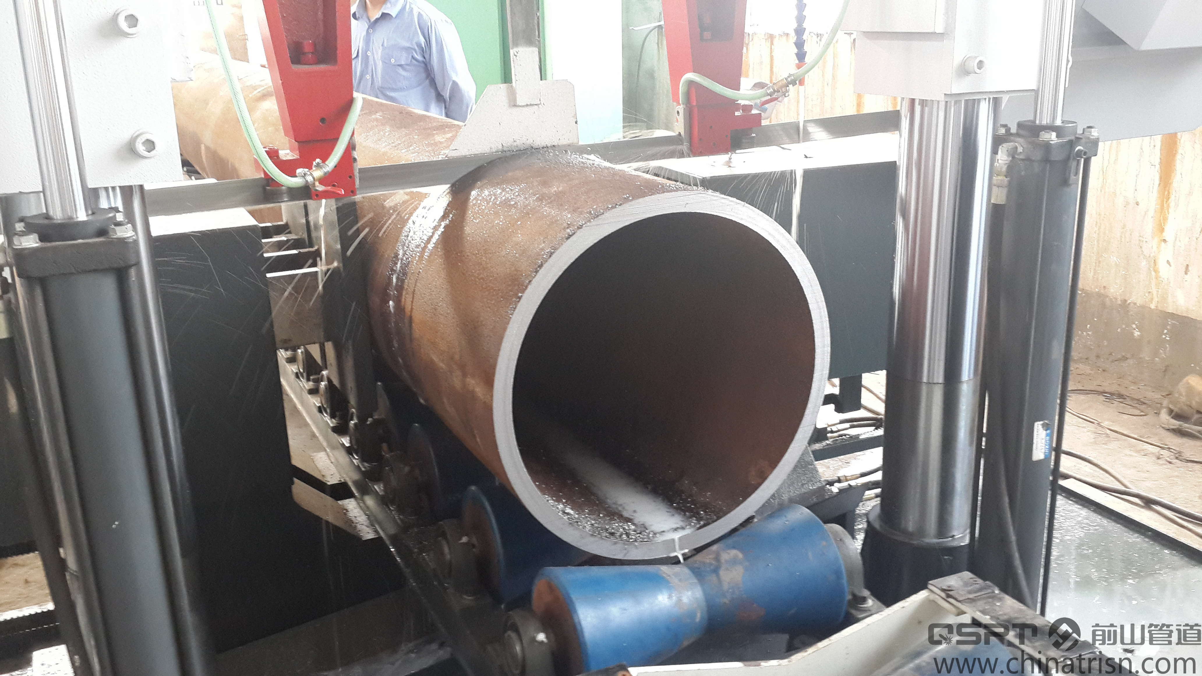 Pipe Automatic Cutting Machine - Color: Red And Gray