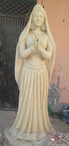 क्रीम कलर फाइबर वेलकम स्टैच्यू