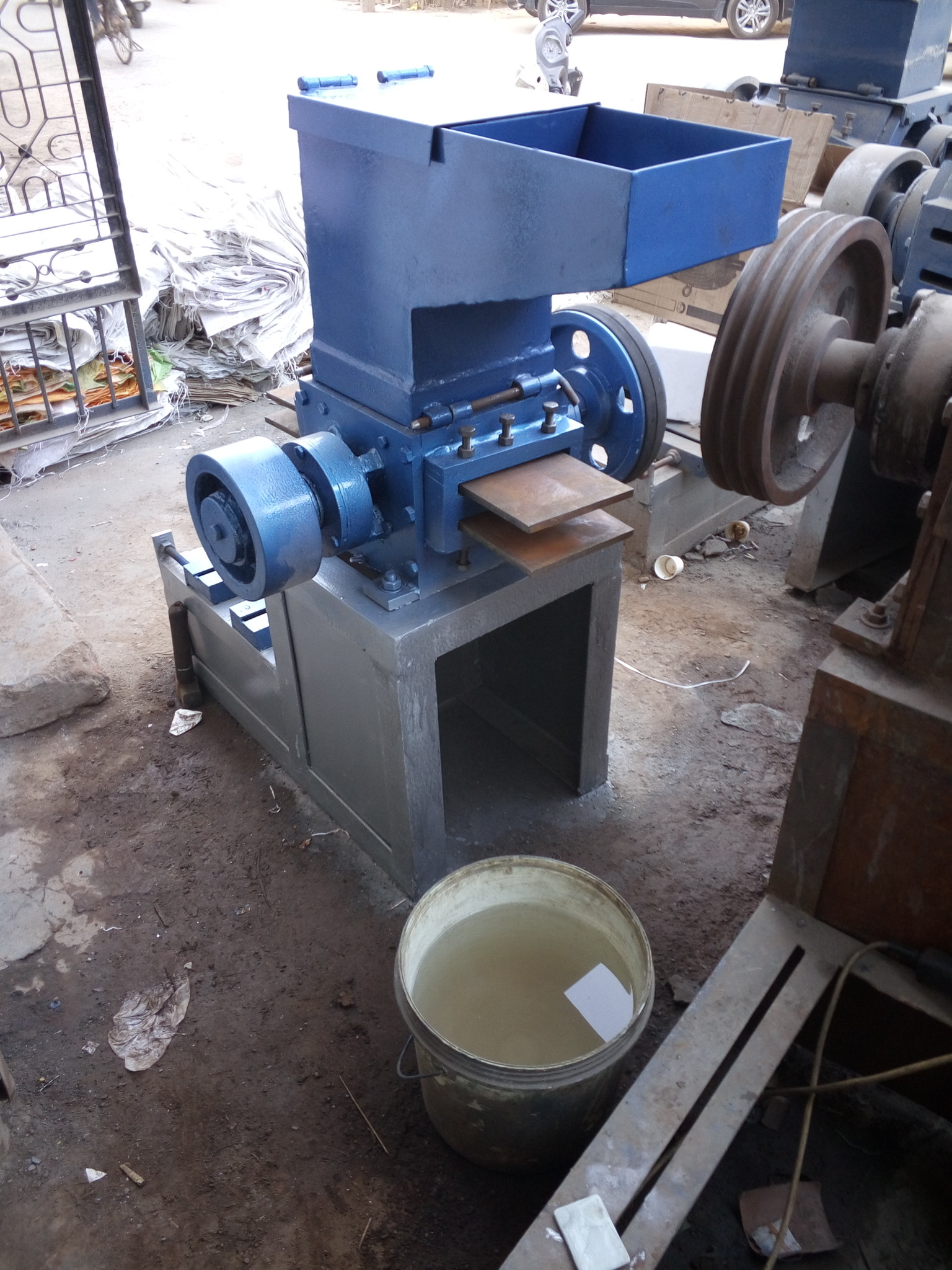 Plastic Scrap Grinder Machine - Mild Steel, 12 Inch Blade Size, Blue Color | 10 Hp Power, Semi-automatic Operation, 600 Kg Weight, 1 Year Warranty