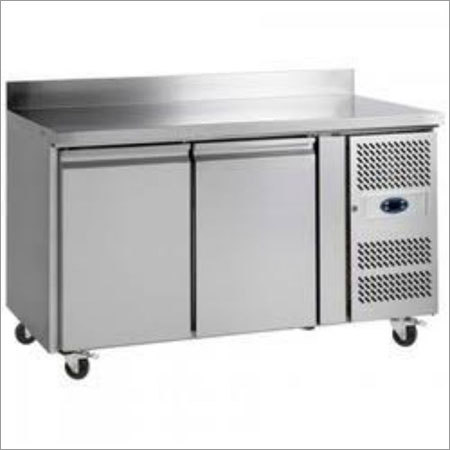 काउंटर के नीचे दो दरवाजों वाला रेफ्रिजरेटर