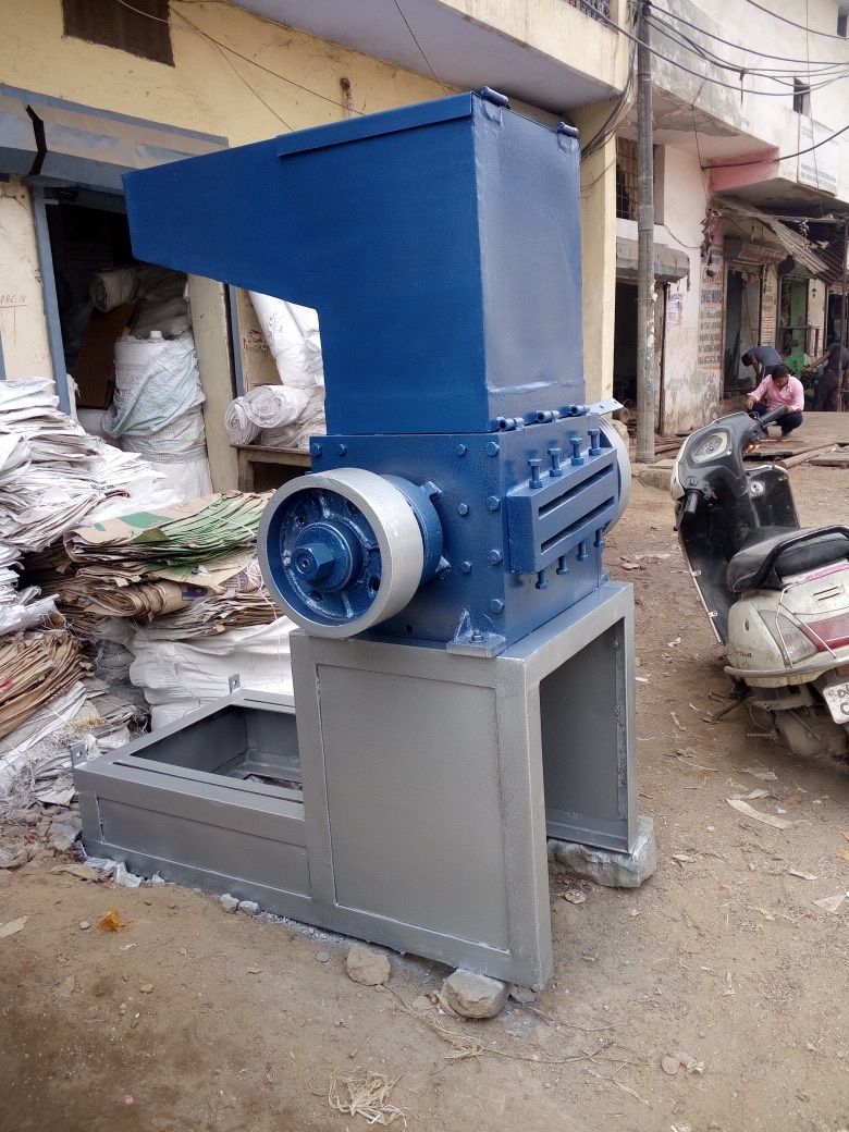 Plastic Scrap Grinder Machine - Mild Steel, 300-400 Kg Capacity , Semi-automatic 15 Hp Power, Blue And Silver Color, Single Shaft Type, 1 Year Warranty