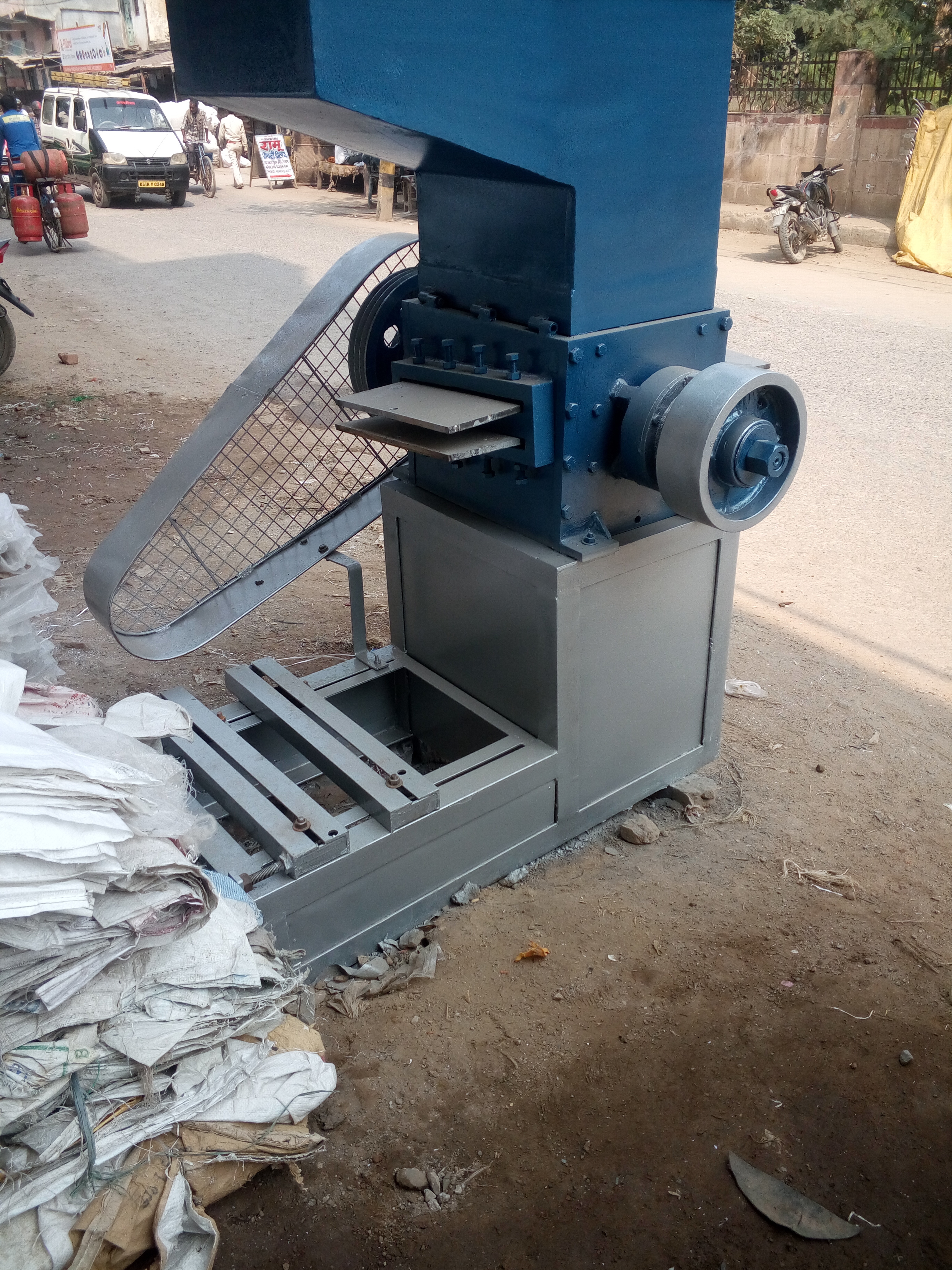 Plastic Scrap Grinder Machine - Mild Steel, 300-400 Kg Capacity , Semi-automatic 15 Hp Power, Blue And Silver Color, Single Shaft Type, 1 Year Warranty