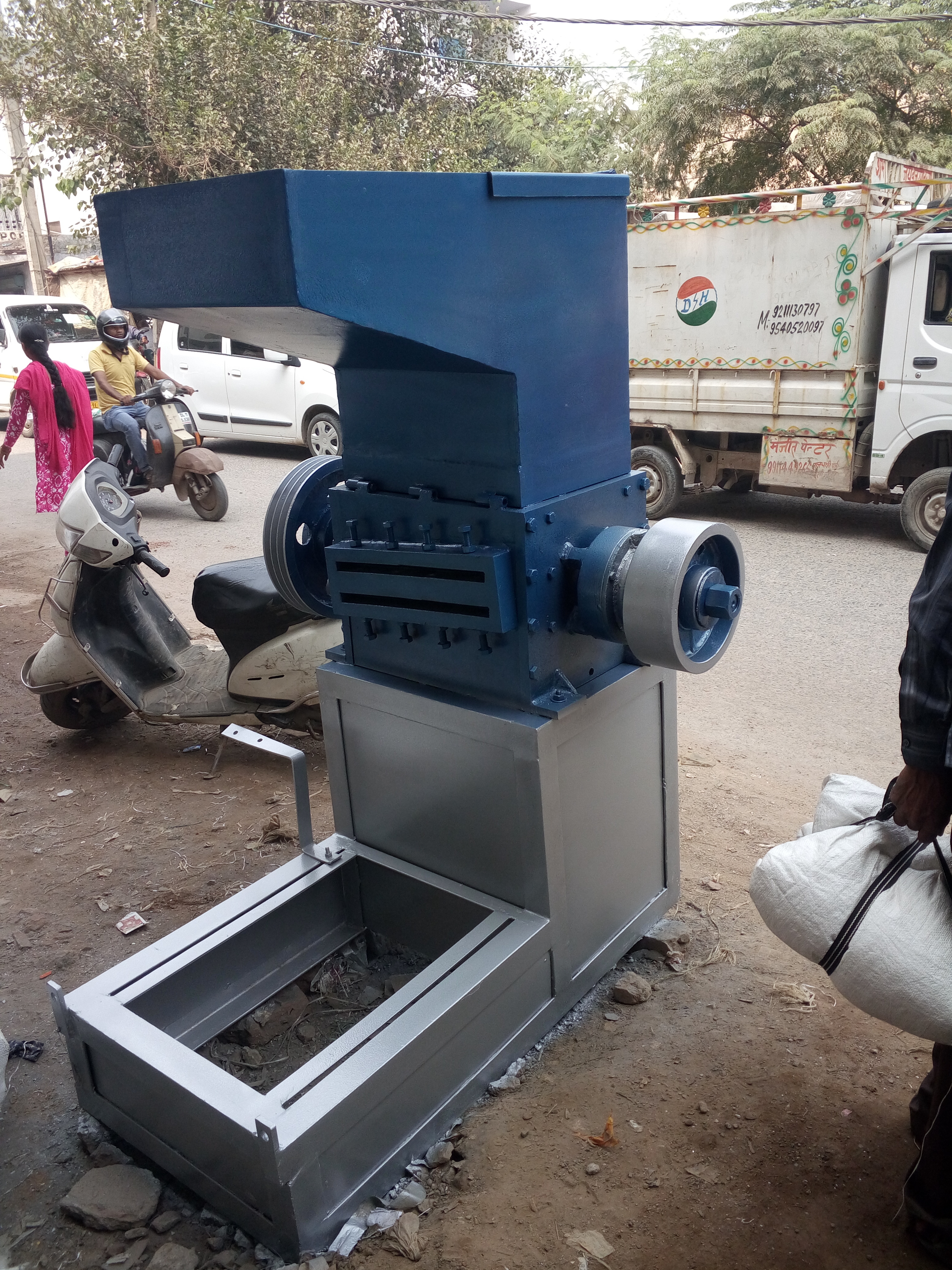 Plastic Scrap Grinder Machine - Mild Steel, 300-400 Kg Capacity , Semi-automatic 15 Hp Power, Blue And Silver Color, Single Shaft Type, 1 Year Warranty