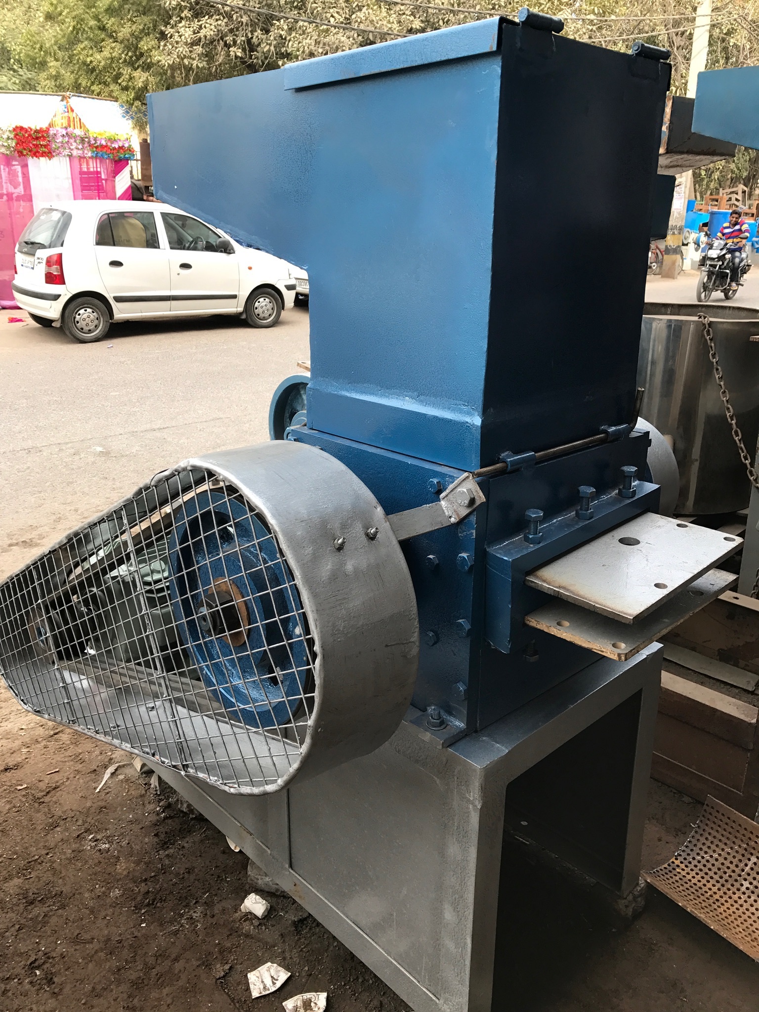 Plastic Scrap Grinder Machine - Mild Steel, 20 Hp Power, 700-800 Kg/h Capacity | Semi-automatic, Belt Drive, Blue And Silver Finishing, Human Machine Interface