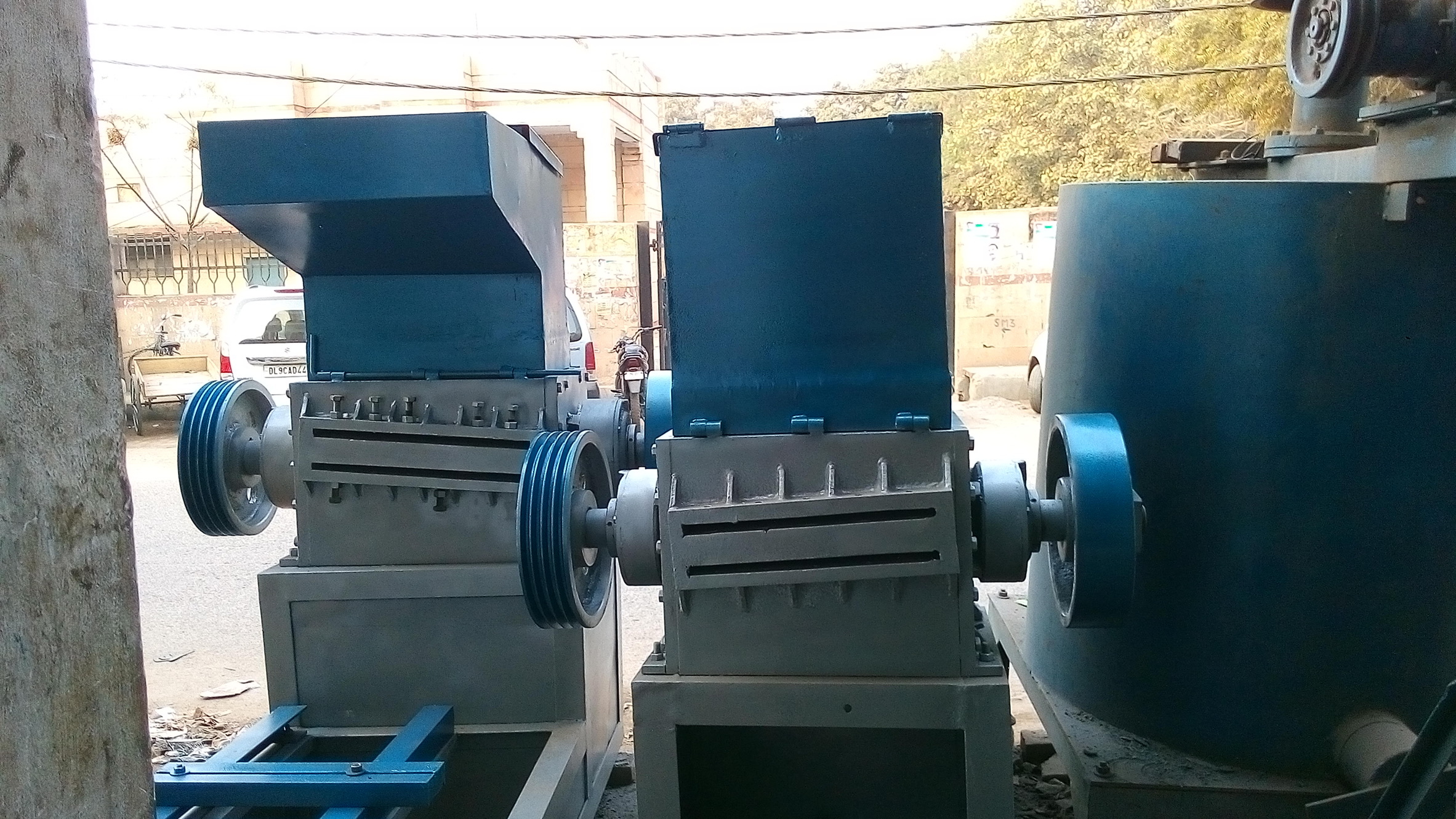 Plastic Scrap Grinder Machine - Mild Steel, 20 Hp Power, 700-800 Kg/h Capacity | Semi-automatic, Belt Drive, Blue And Silver Finishing, Human Machine Interface