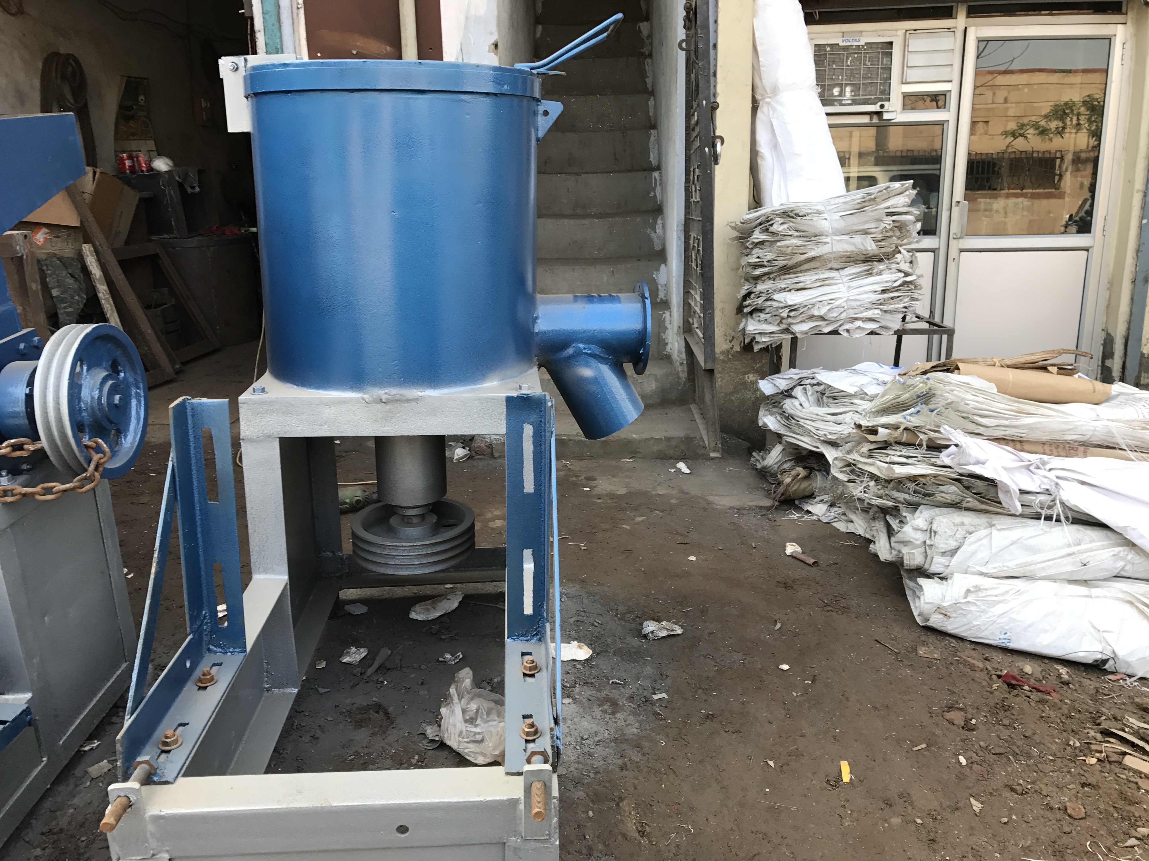 Plastic Shredder - Mild Steel Body, 40 Kg Capacity, Blue And Silver | Semi-automatic, Energy Efficient, Low Maintenance, Elegant Design