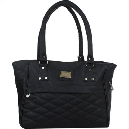 महिलाओं के लिए काले रंग के हैंडबैग