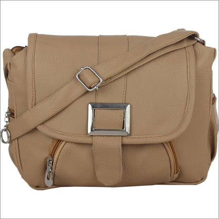 लड़कियों का भूरे रंग का स्लिंग बैग