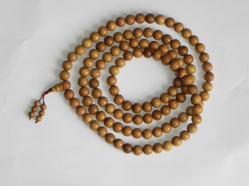 चंदन की बीजों की माला