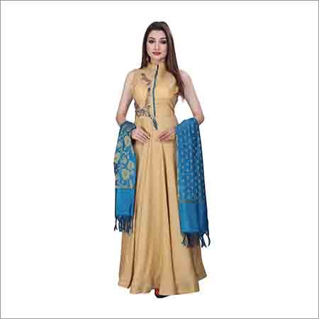 देवियों ठीक कढ़ाई गाउन