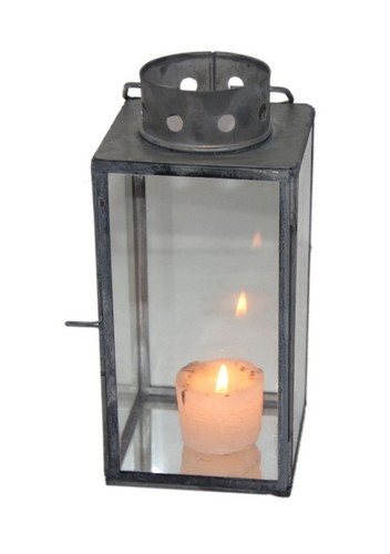 गिलास और धातु की लालटेनें