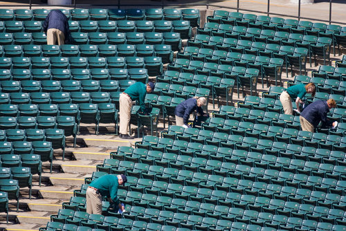 स्टेडियम कुर्सी की सफाई