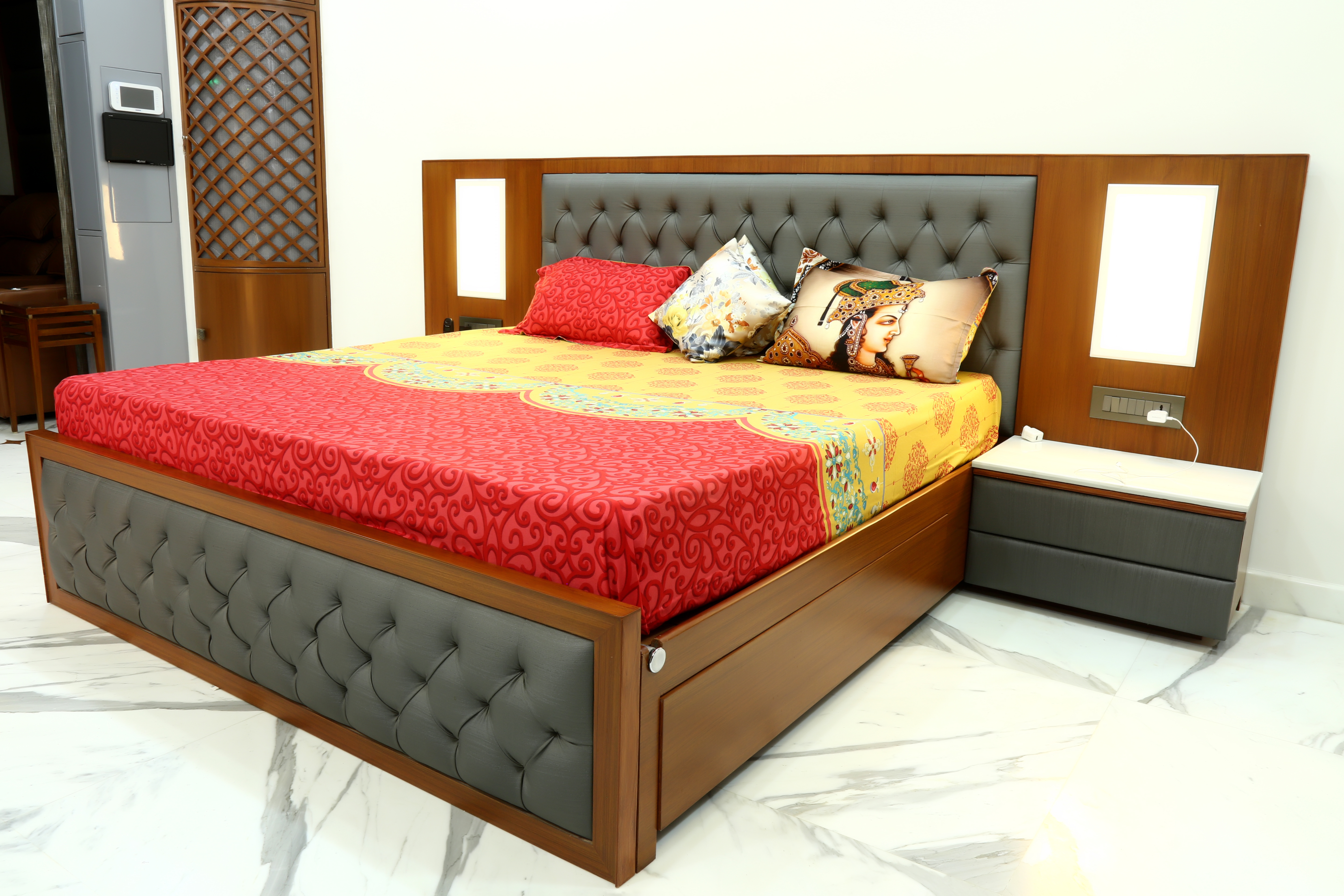 Wooden Bed - Solid Wood Construction, Classic Design With Natural Finish And Sturdy Support