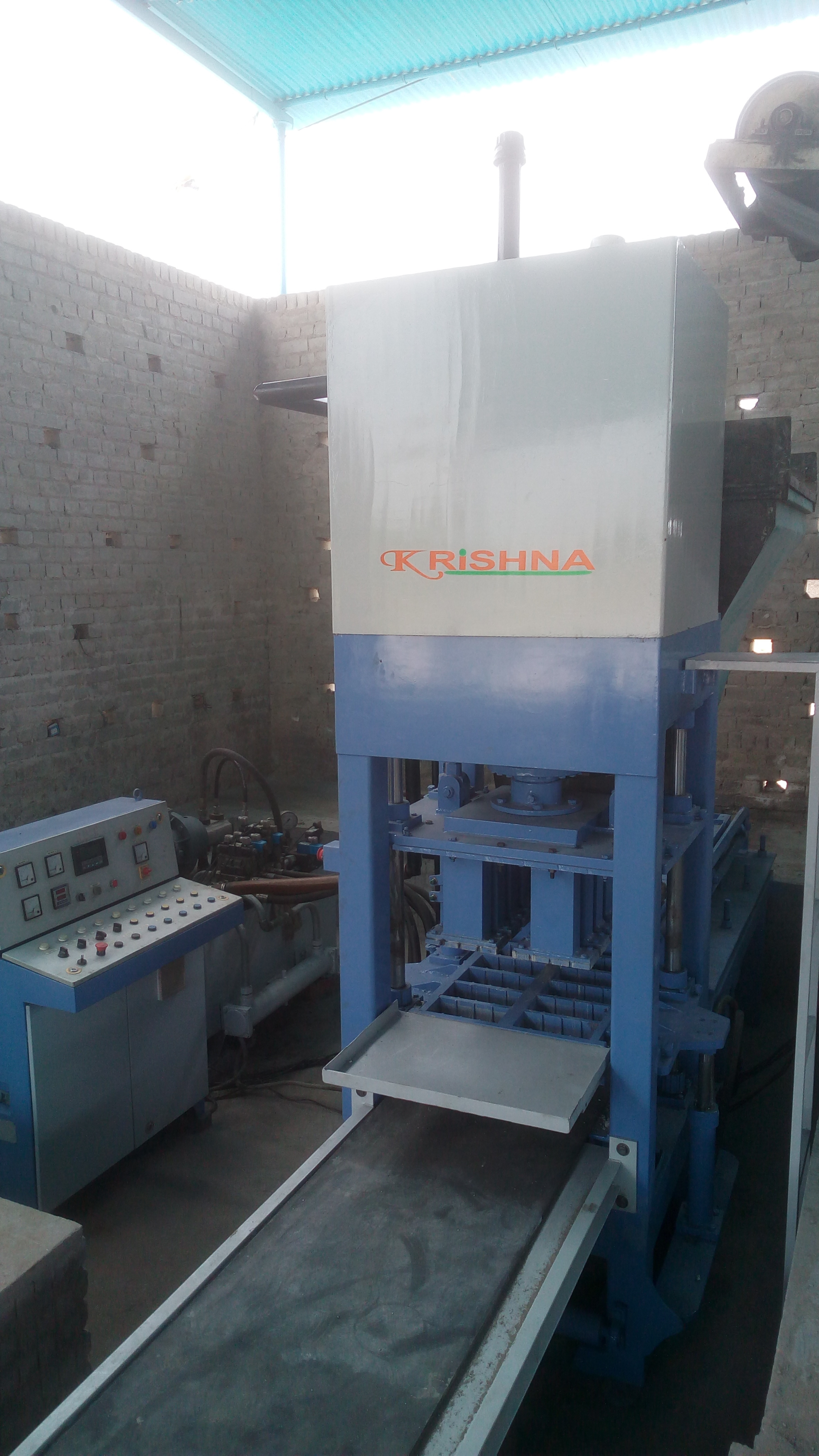 Fly Ash 10 Bricks Making Machine Capacity: 2000/ Hour Liter (L)