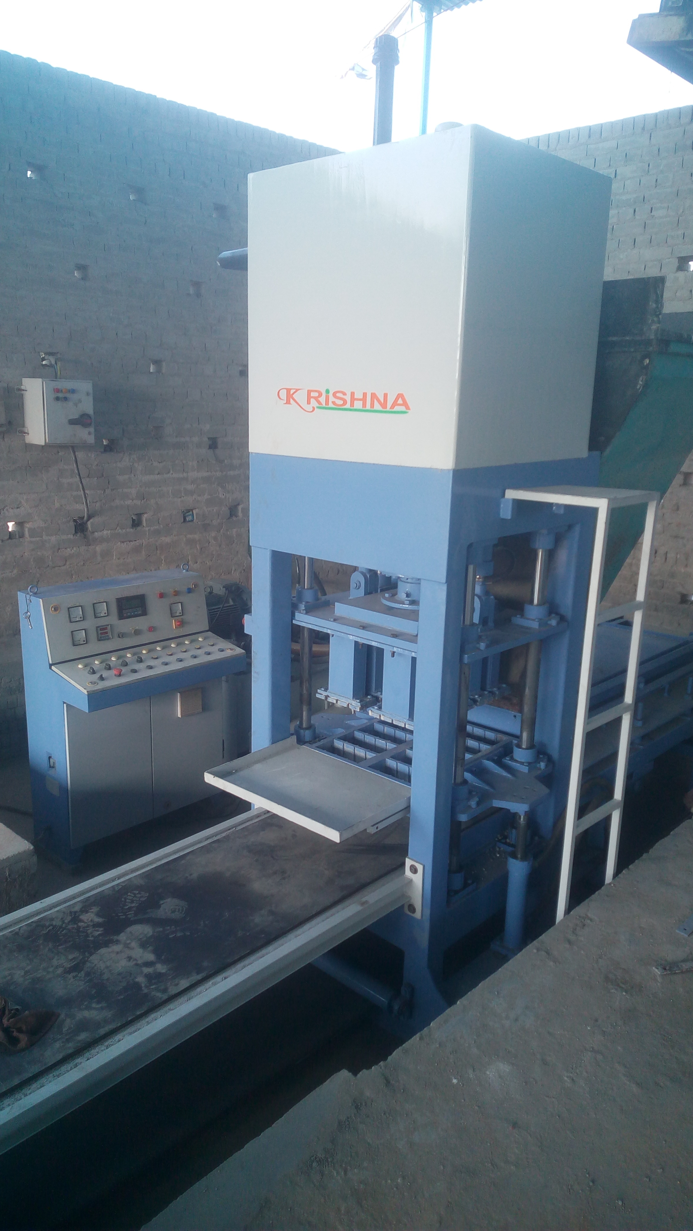 Fly Ash 10 Bricks Making Machine Capacity: 2000/ Hour Liter (L)