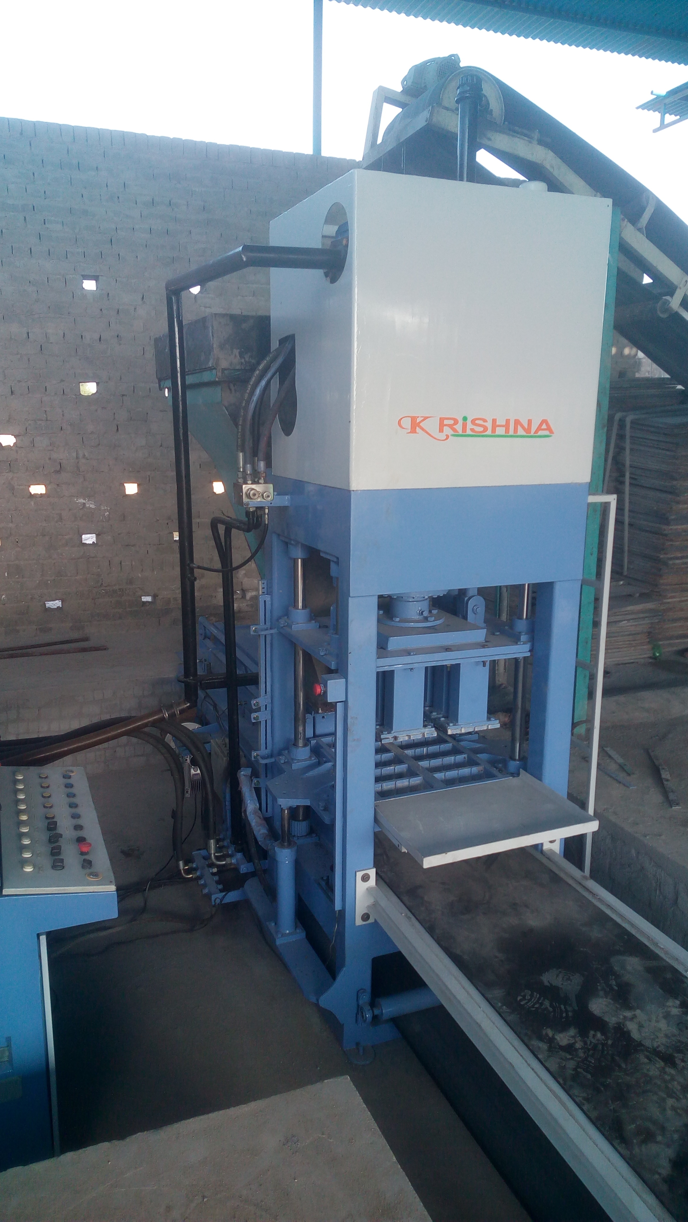 Fly Ash 10 Bricks Making Machine Capacity: 2000/ Hour Liter (L)