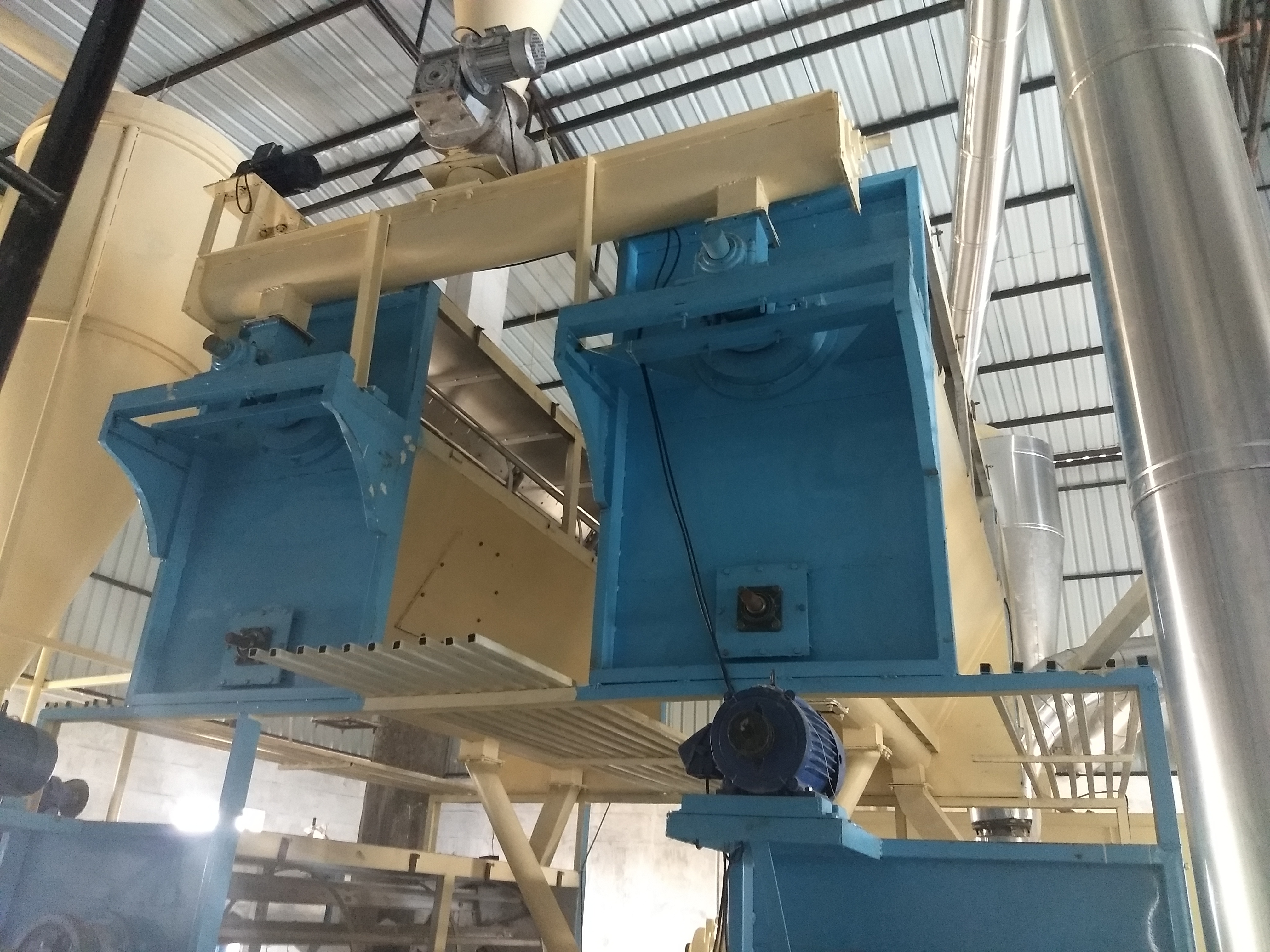 Blue And White Centrifugal Machine