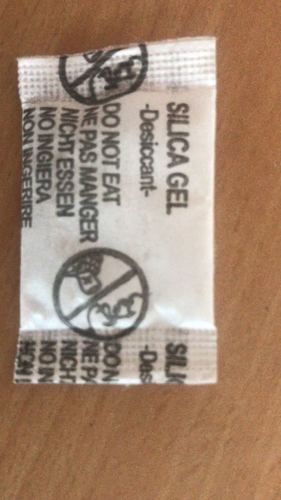 सिलिका जेल पाउच