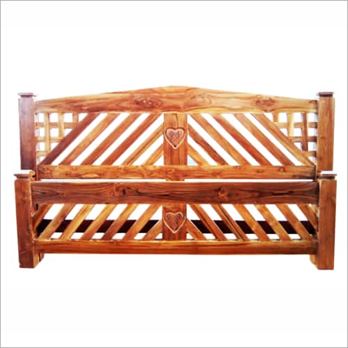 लकड़ी का बिस्तर