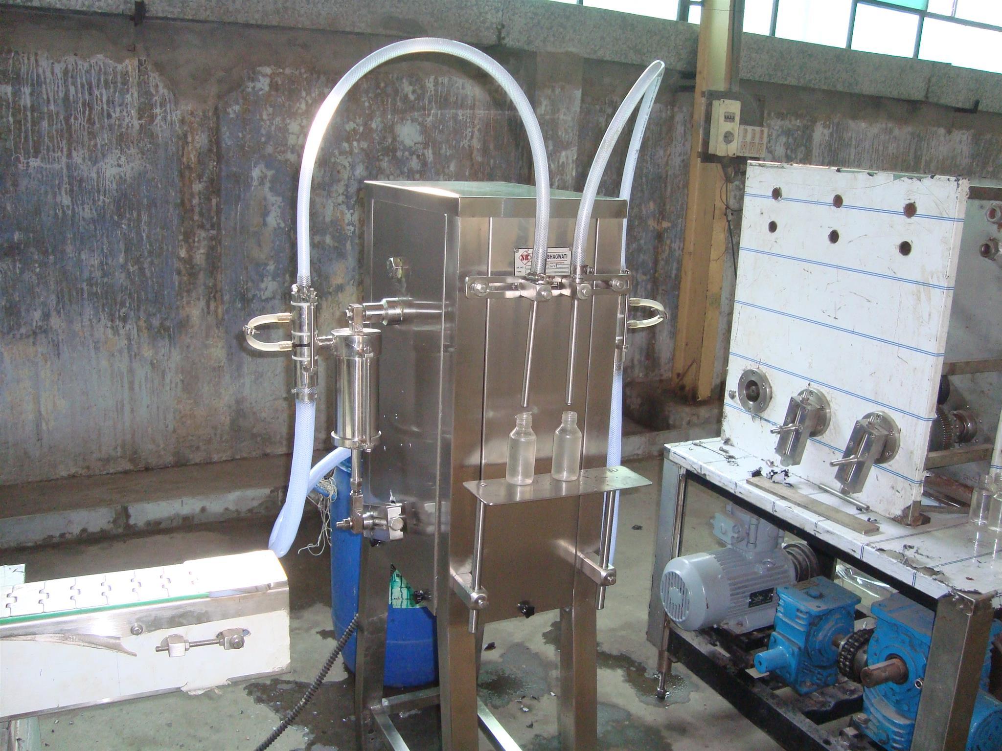 Semi Automatic Liquid Filling Machines Capacity: 100 Ml To 1000ml Milliliter (Ml)