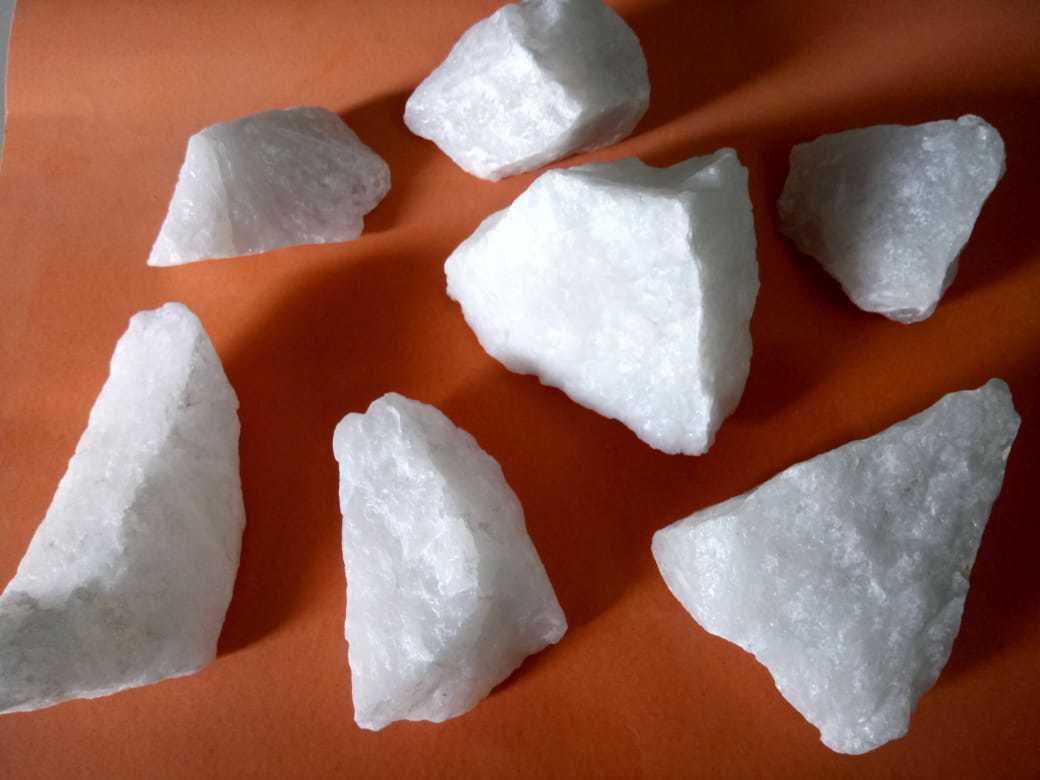Silica White Crystal Quartz Lump And Big Rocks With 99% Purity Solid Surface