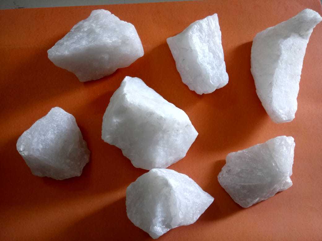 Silica White Crystal Quartz Lump And Big Rocks With 99% Purity Solid Surface