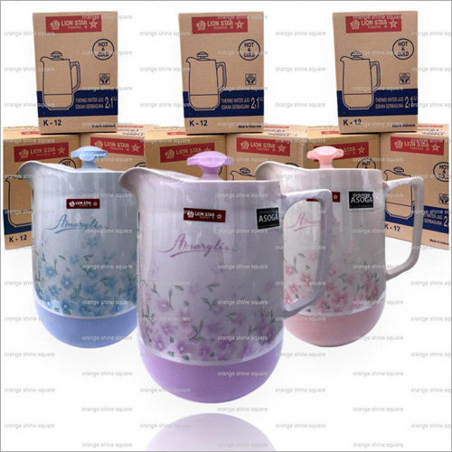 गर्म थर्मस पानी का जग