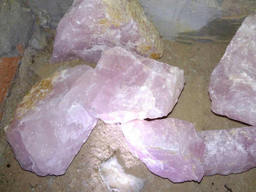 Rose Quartz Crystal Rough Aggregate Stone Size: Customized
