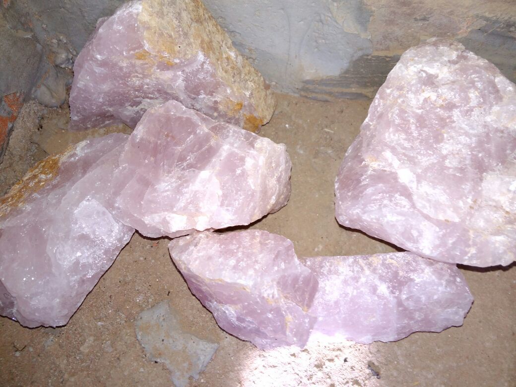 Rose Quartz Crystal Rough Aggregate Stone Size: Customized