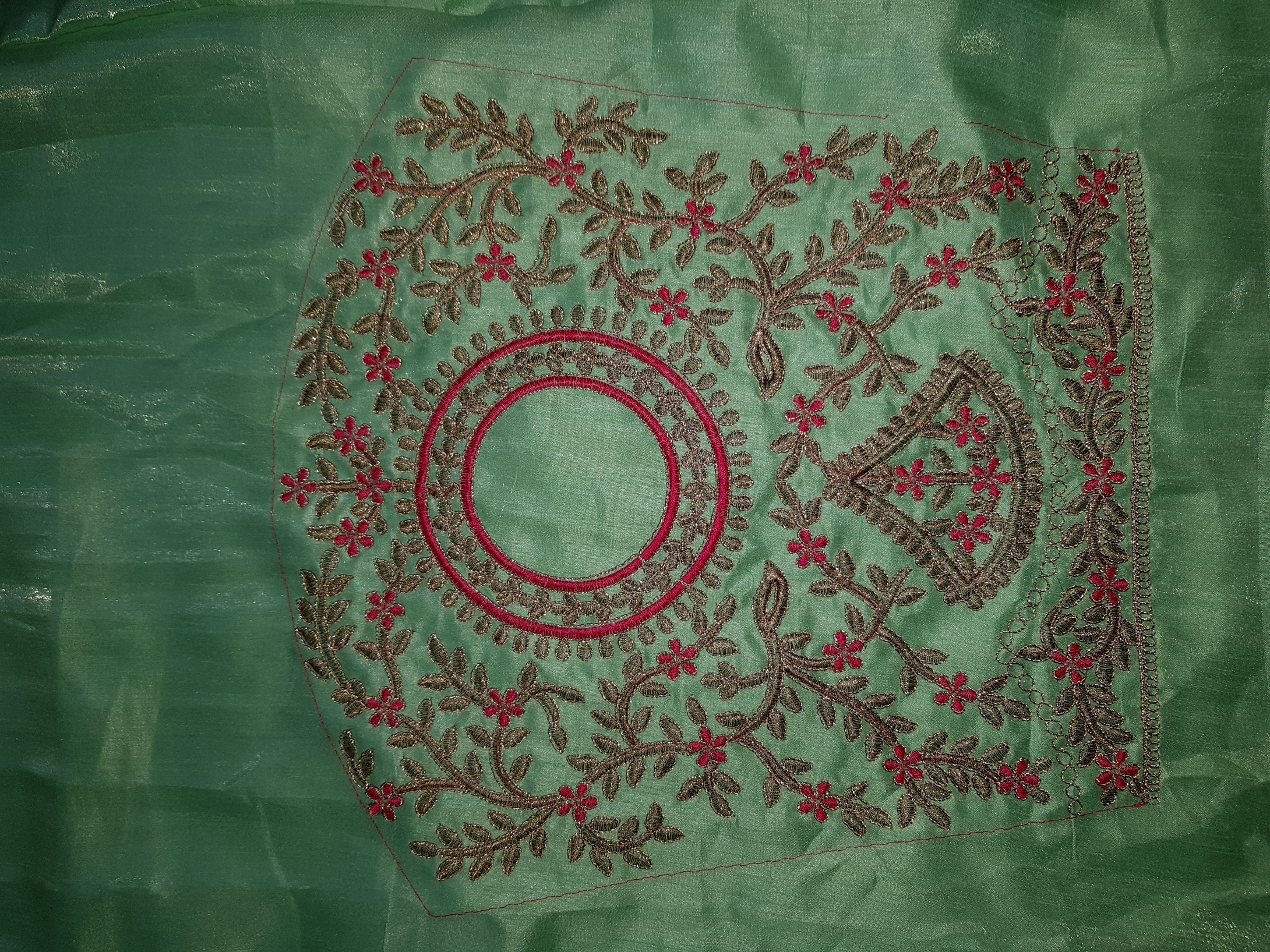 Wkart Red Georgette Saree - 5.5 Meters Length, Embroidered Georgette And Silk Blouse, Green Blouse With Embroidery