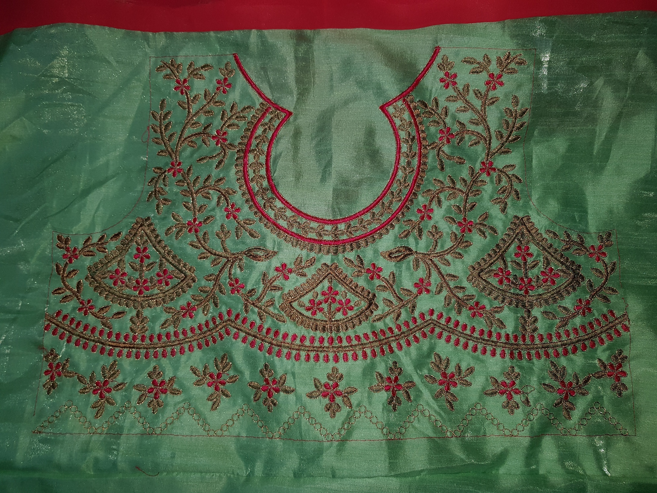 Wkart Red Georgette Saree - 5.5 Meters Length, Embroidered Georgette And Silk Blouse, Green Blouse With Embroidery