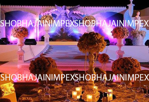 गोल्डन फ्लोरल वेडिंग सेंटरपीस