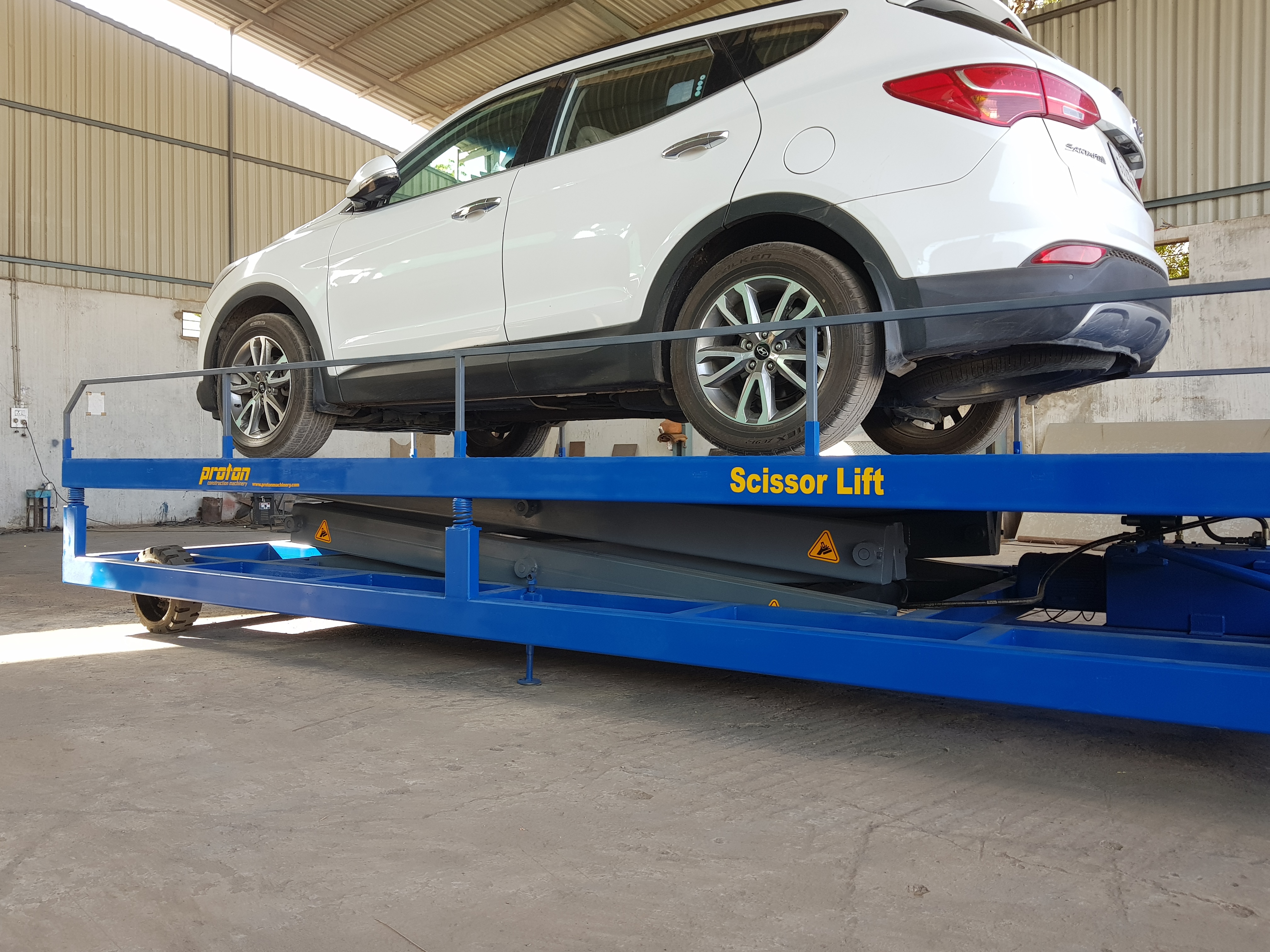 Car Scissor Lift Lifting Capacity: Up To 3 Ton Long Ton