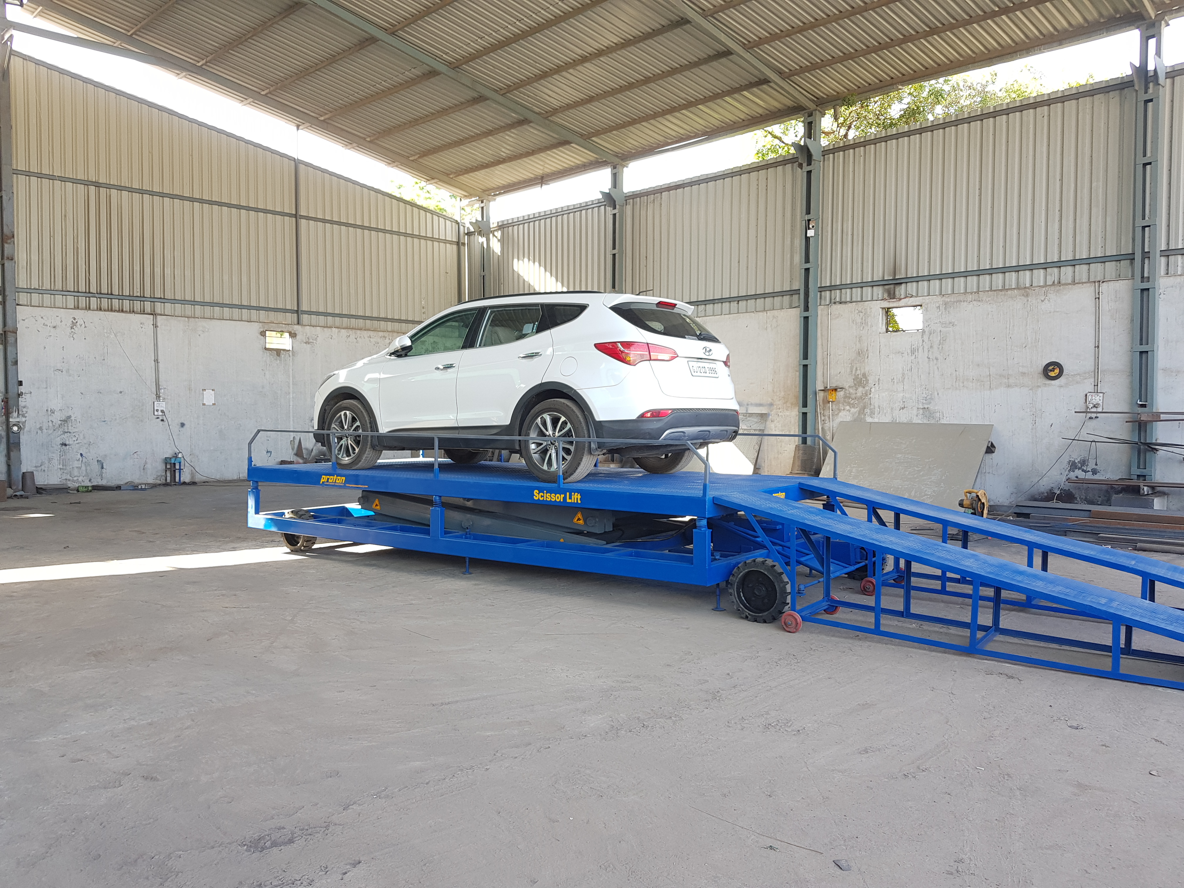 Car Scissor Lift Lifting Capacity: Up To 3 Ton Long Ton