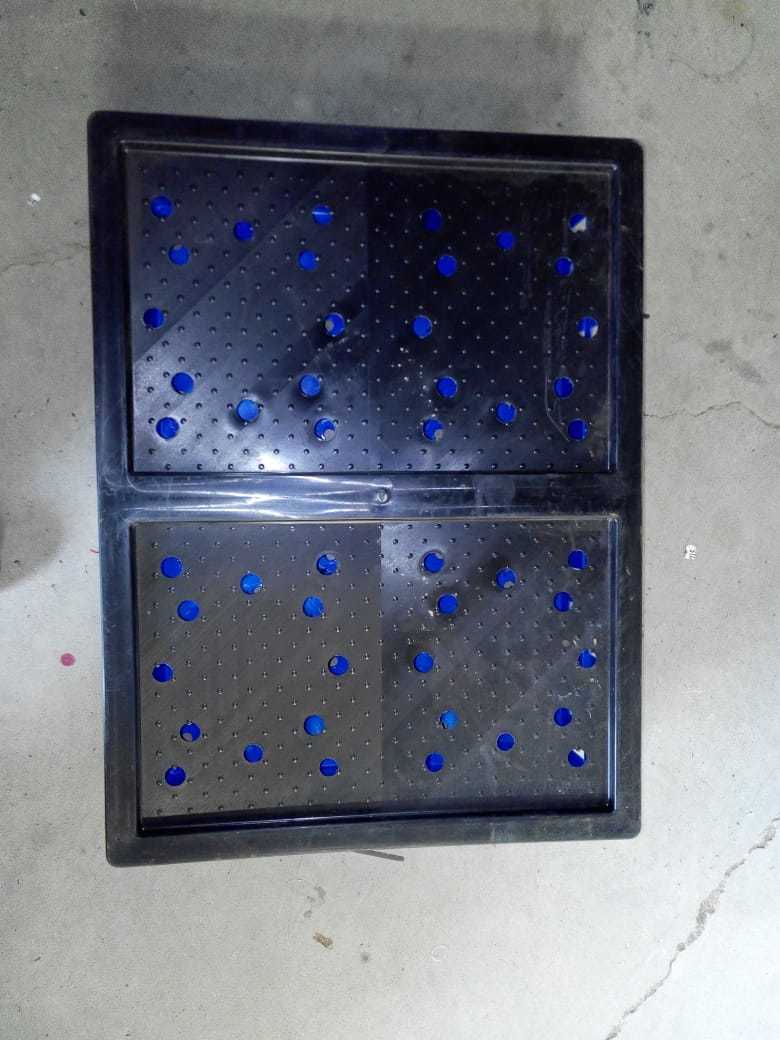 Plastic Fix Partition Chicks Transportation Cage - Weight: 1.6 Kg Kilograms (Kg)