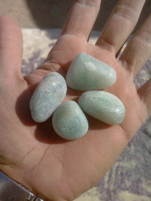 Light Green Aventurian Agate Polished Tumble Pebbles Tone With Midium Size - Artificial Stone Type: Solid Surface