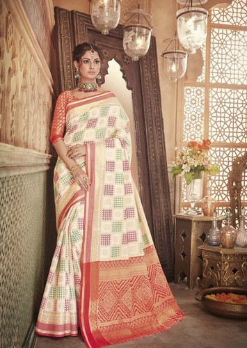 चित्र के अनुसार पारंपरिक पटोला साड़ी