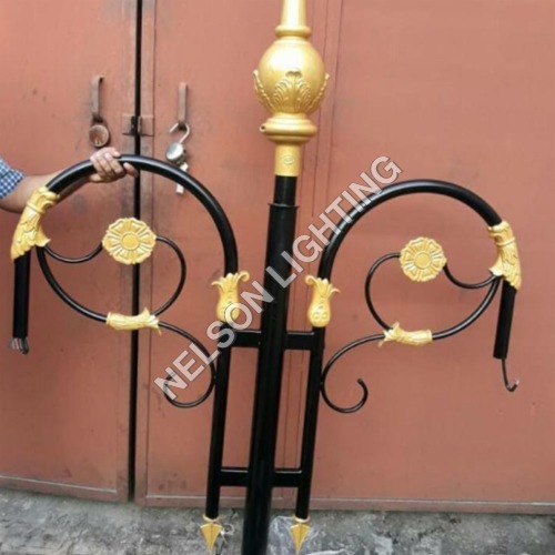 काले और सुनहरे सजावटी शेल्फ ब्रैकेट