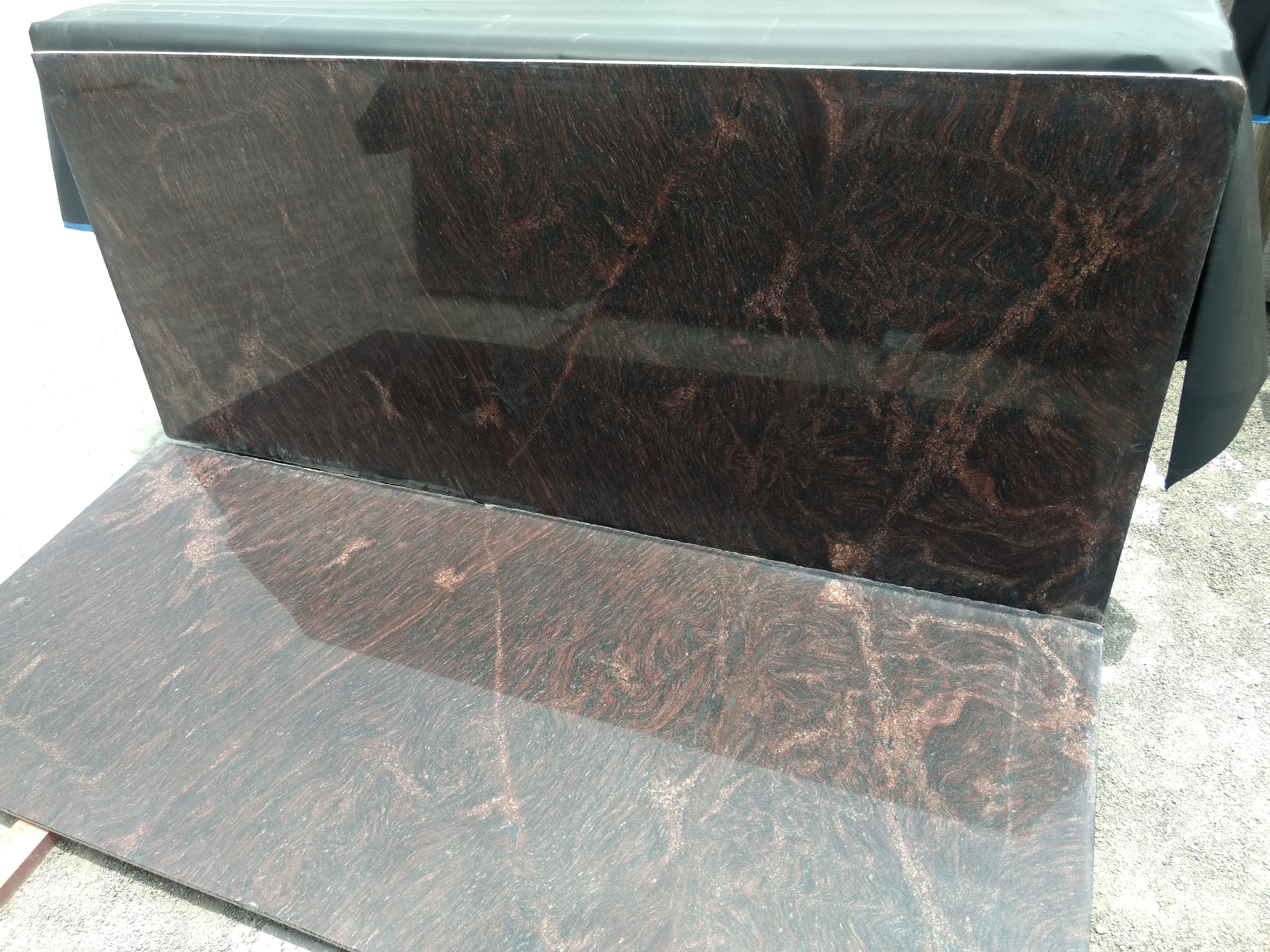 Paradiso Granite - 101x36x63 Cm Slabs, Polished Finish - Durable Dark Granite With Black And Pink Hues For Versatile Indoor And Outdoor Use
